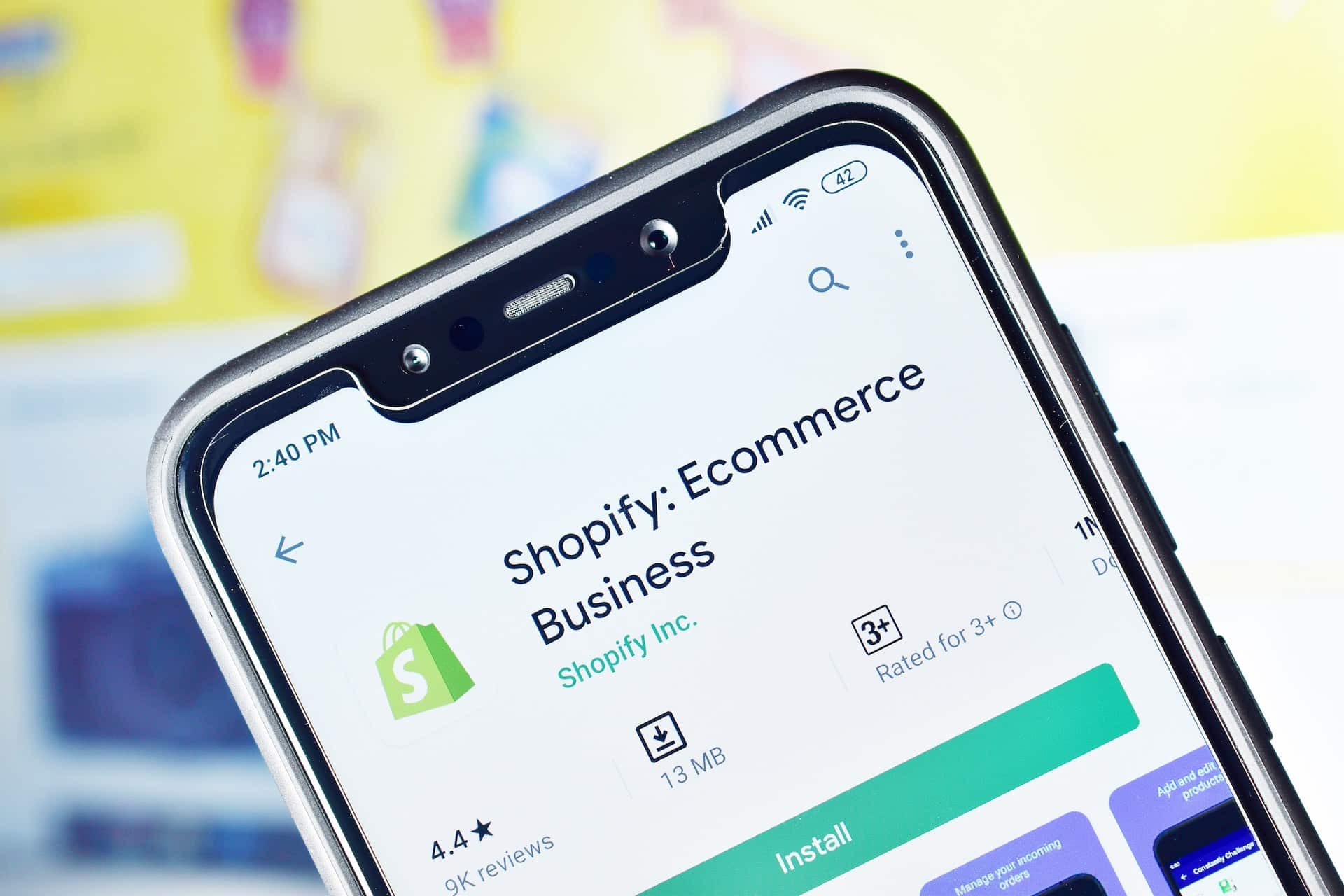 Téléphone portable avec l'affichage de l'application Shopify